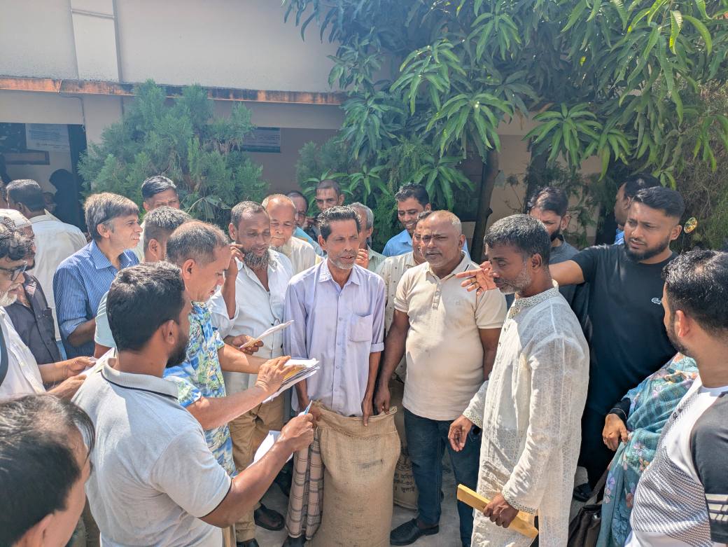 চাল বিতরণ কর্মসূচীতে উপস্থিত ছিলেন দক্ষিণ মাদার্শা ইউনিয়নের ভারপ্রাপ্ত চেয়ারম্যান জনাব মোহাম্মদ শাহা জাহান বাদশা ও ইউপি সদস্যবৃন্দ।