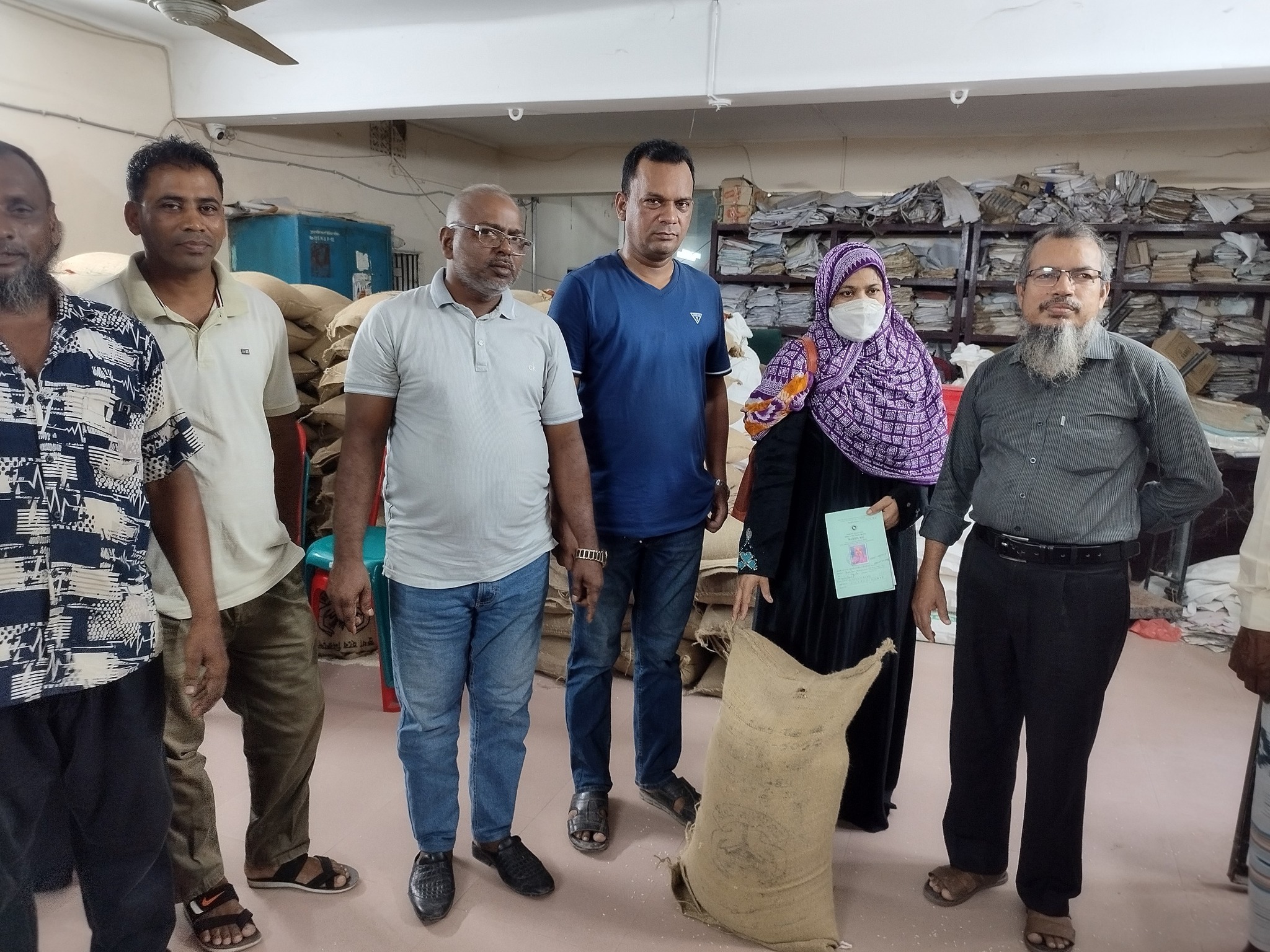 চাল বিতরণ কর্মসূচীতে উপস্থিত ছিলেন দক্ষিণ মাদার্শা ইউনিয়নের ভারপ্রাপ্ত চেয়ারম্যান জনাব মোহাম্মদ শাহা জাহান বাদশা ও ইউপি সদস্যবৃন্দ। তারিখ- ২২/১০/২০২৫ইং