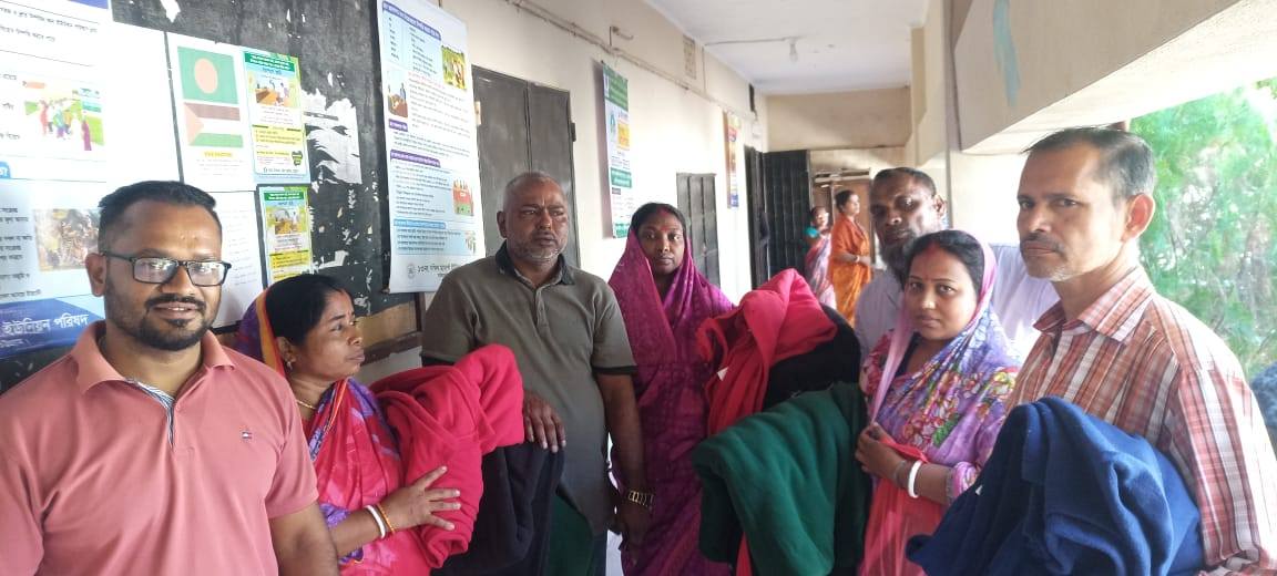 ১৩নং দক্ষিন মাদার্শা ইউনিয়নের ৯নং ওয়ার্ডে ননী শীলের বাড়ীতে অগ্নিকান্ডে ক্ষতিগ্রস্থ পরিবারের মাঝে অগ্রীম কম্বল বিতরণ কার্যক্রম সম্পন্ন।