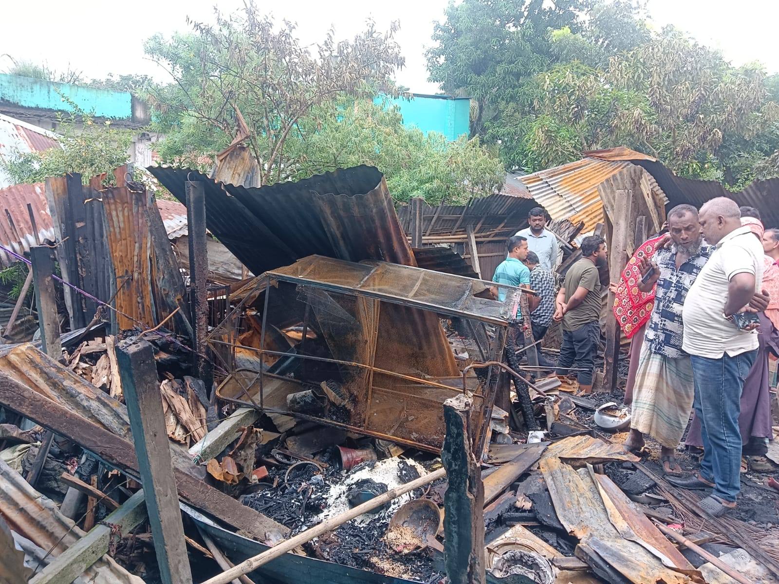 ১৩নং দক্ষিন মাদার্শা ইউনিয়নের ৯নং ওয়ার্ডে ননী শীলের বাড়ীতে অগ্নিকান্ডে ক্ষতিগ্রস্থ পরিবারের মাঝে তৎক্ষণাৎ প্রয়োজনীয় ত্রাণ বিতরণ করেছেন অত্র ইউনিয়নের ভারপ্রাপ্ত চেয়ারম্যান জনাব মোহাম্মদ শাহা জাহান বাদশা।
