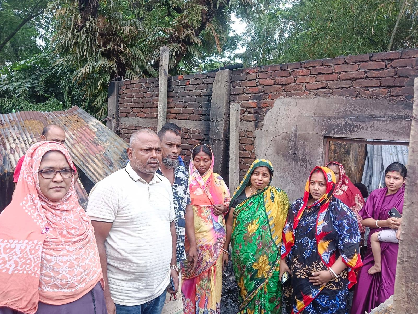 ১৩নং দক্ষিন মাদার্শা ইউনিয়নের ৯নং ওয়ার্ডে ননী শীলের বাড়ীতে অগ্নিকান্ডে ক্ষতিগ্রস্থ পরিবারের মাঝে তৎক্ষণাৎ প্রয়োজনীয় ত্রাণ বিতরণ করেছেন অত্র ইউনিয়নের ভারপ্রাপ্ত চেয়ারম্যান জনাব মোহাম্মদ শাহা জাহান বাদশা।