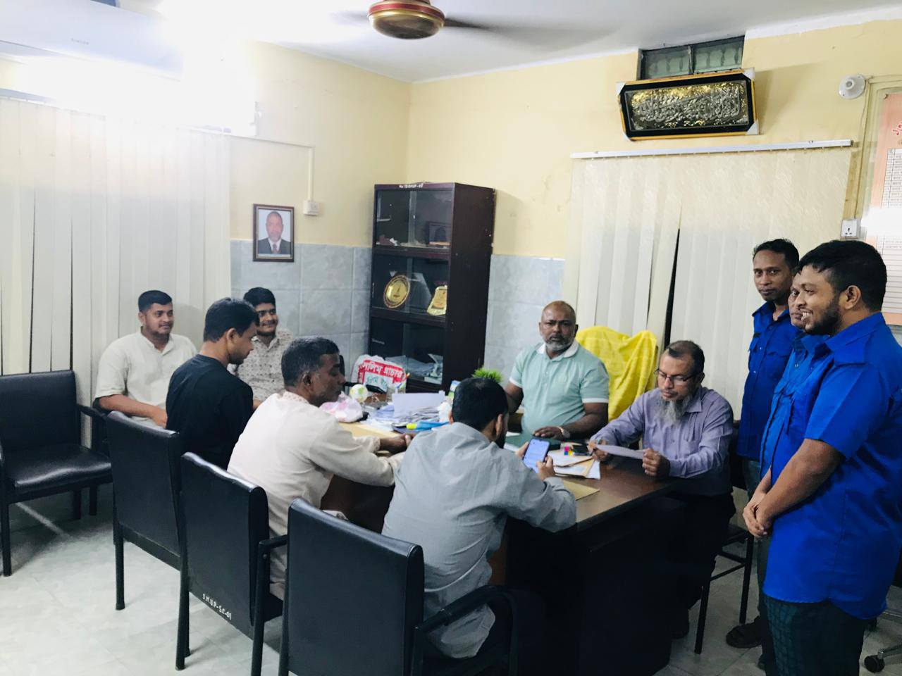 সর্বসাধারণের জন্ম-মৃত্যু নিবন্ধন বিষয়ে সচেতনতা বৃদ্ধি ও শতভাগ জন্ম-মৃত্যু নিবন্ধন সম্পন্ন করার লক্ষ্যে ১০ দিন ব্যাপী ক্যাম্পেইন সফল করতে দক্ষিণ মাদার্শা ইউনিয়ন পরিষদের চেয়ারম্যান জনাব মোহাম্মদ শাহা জাহান, ইউনিয়ন প্রশাসনিক কর্মকর্তা জনাব মোহাম্মদ মঈনুল হোস